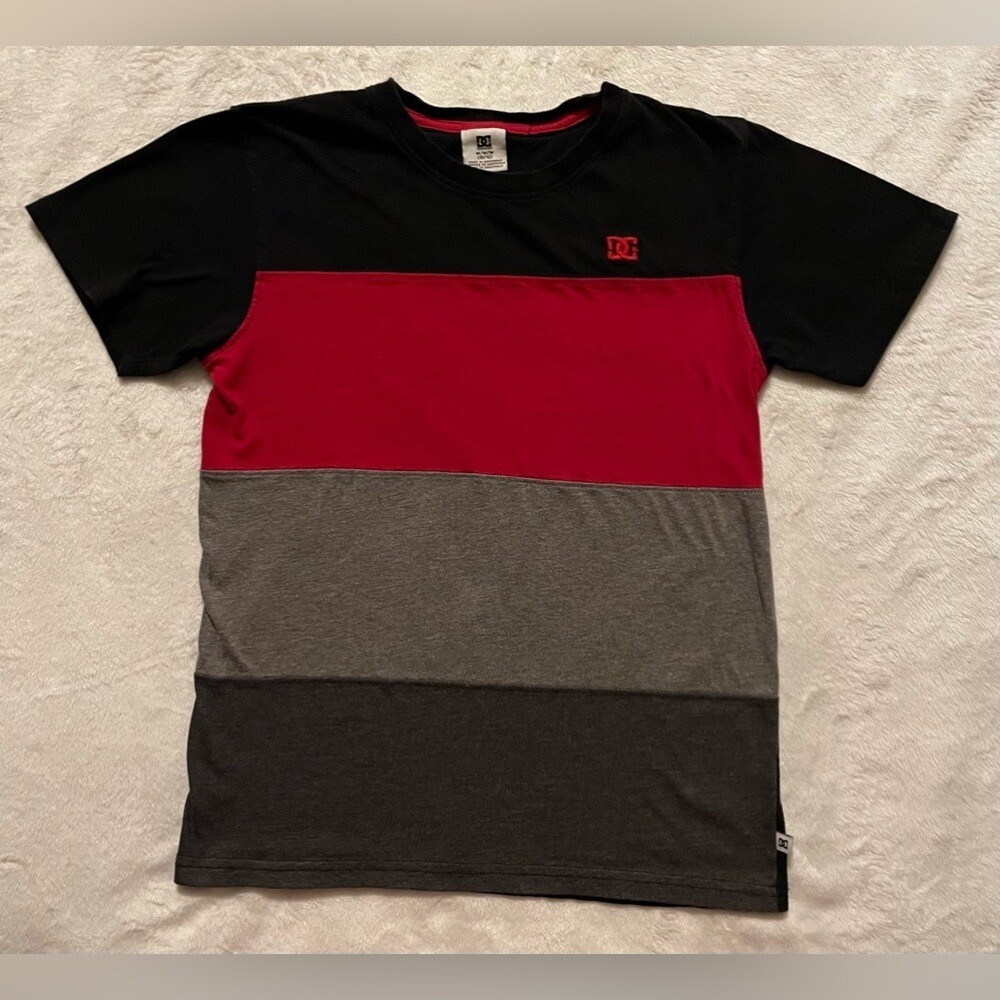 DC T-shirt Red Black Gray Youth Boys Size Medium 10/12 Logo‎ Short Sleeve